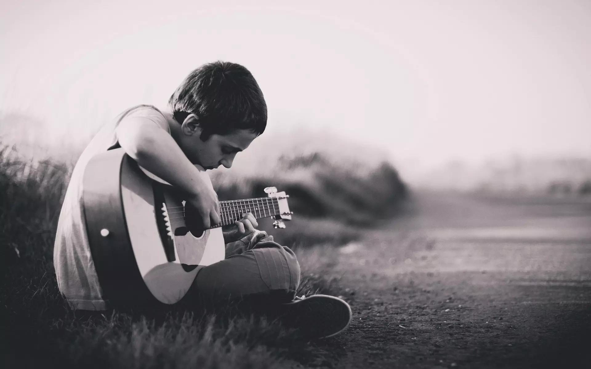 niño tocando la guitarra