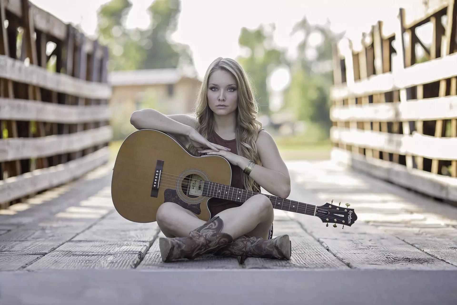 mujer con guitarra