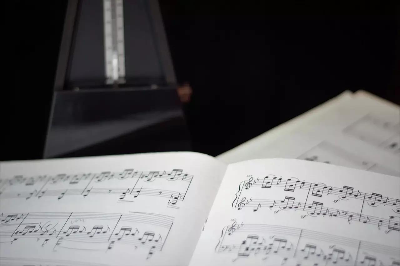 Si estás pensando en dictar clases particulares de canto, leer partituras será fundamental.