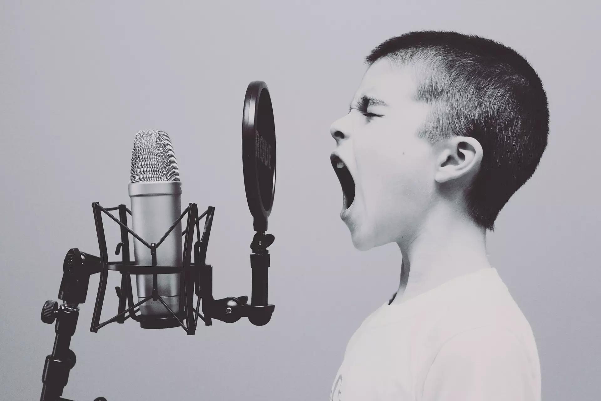 Niño cantando