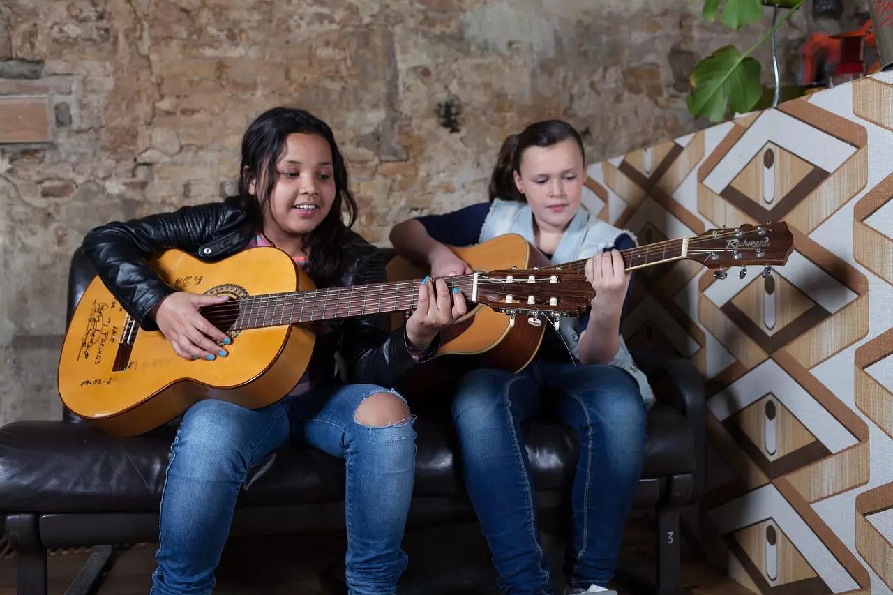 En una institución, podrás aprender guitarra solo o con otros compañeros.