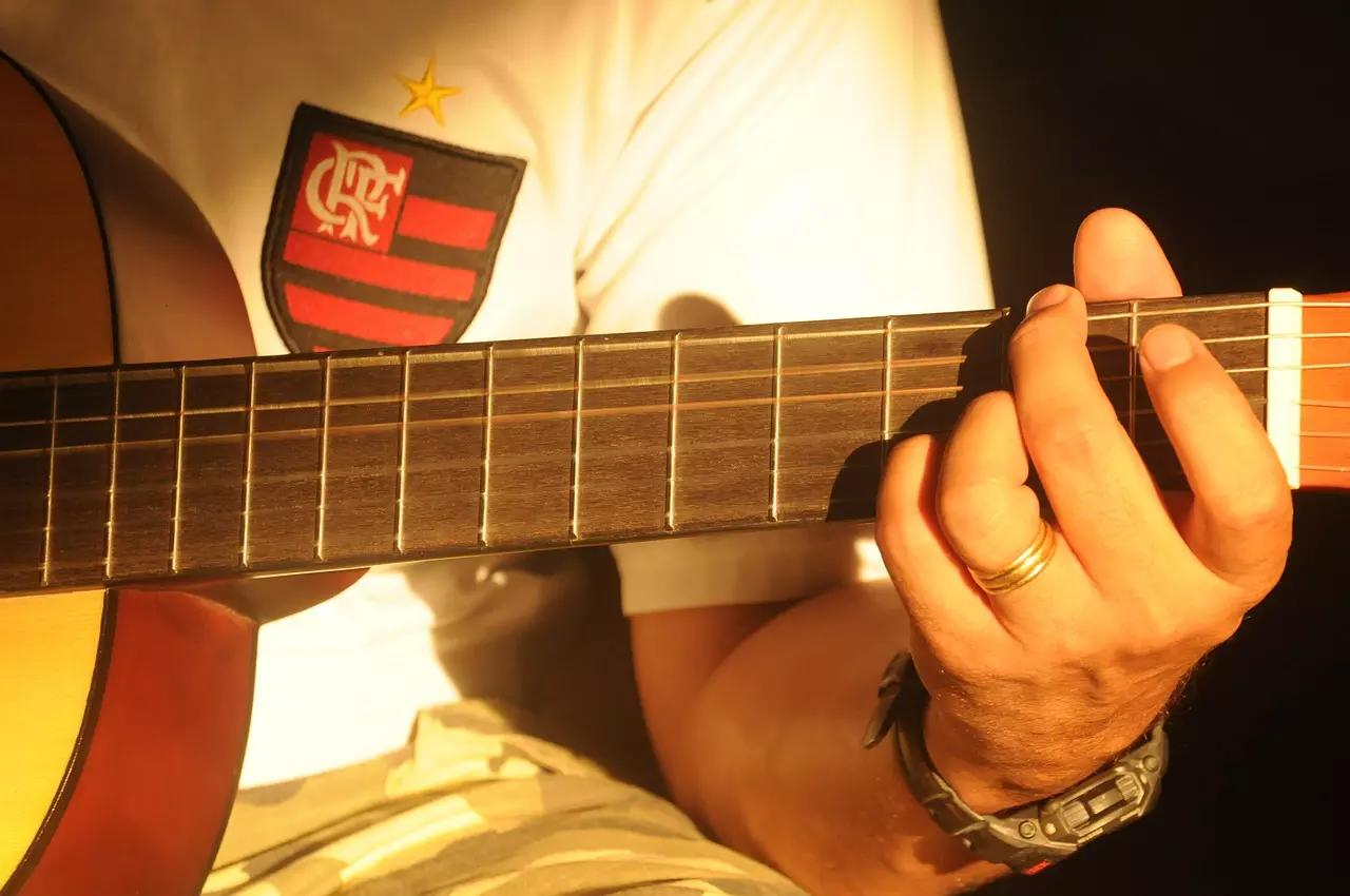Todo alumno de guitarra debe practicar por fuera del horario de la clase. 