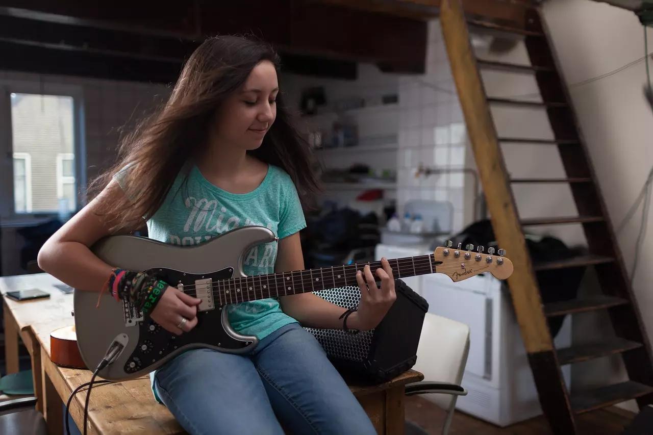 Si querés aprovechar al máximo tus clases de guitarra, deberás dedicar el suficiente tiempo a practicar.