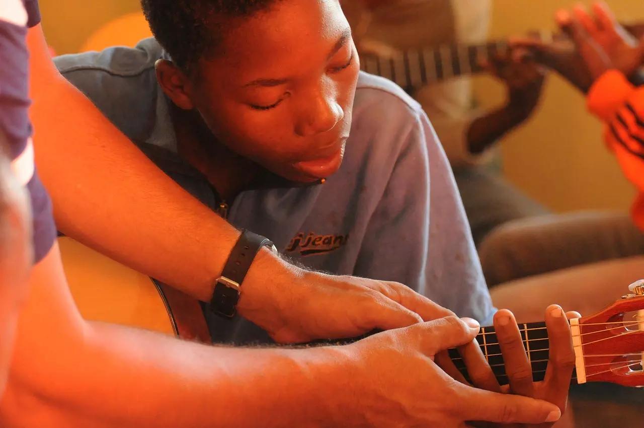 Aprovechar las clases particulares de guitarra será más fácil, si tienes un buen vínculo con tu docente. 