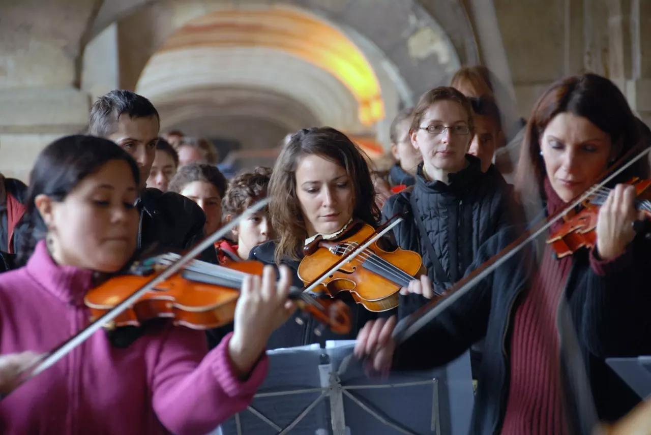 Otra de las alternativas laborales como violinista es dar clases en centros educativos de música. 