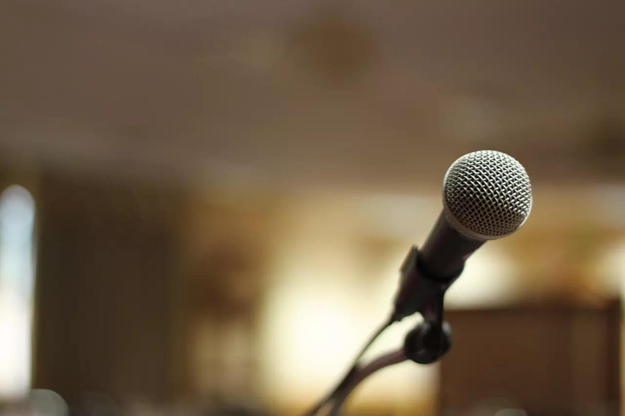 Contar con un buen micrófono te ayudará a optimizar tu enseñanza de canto.