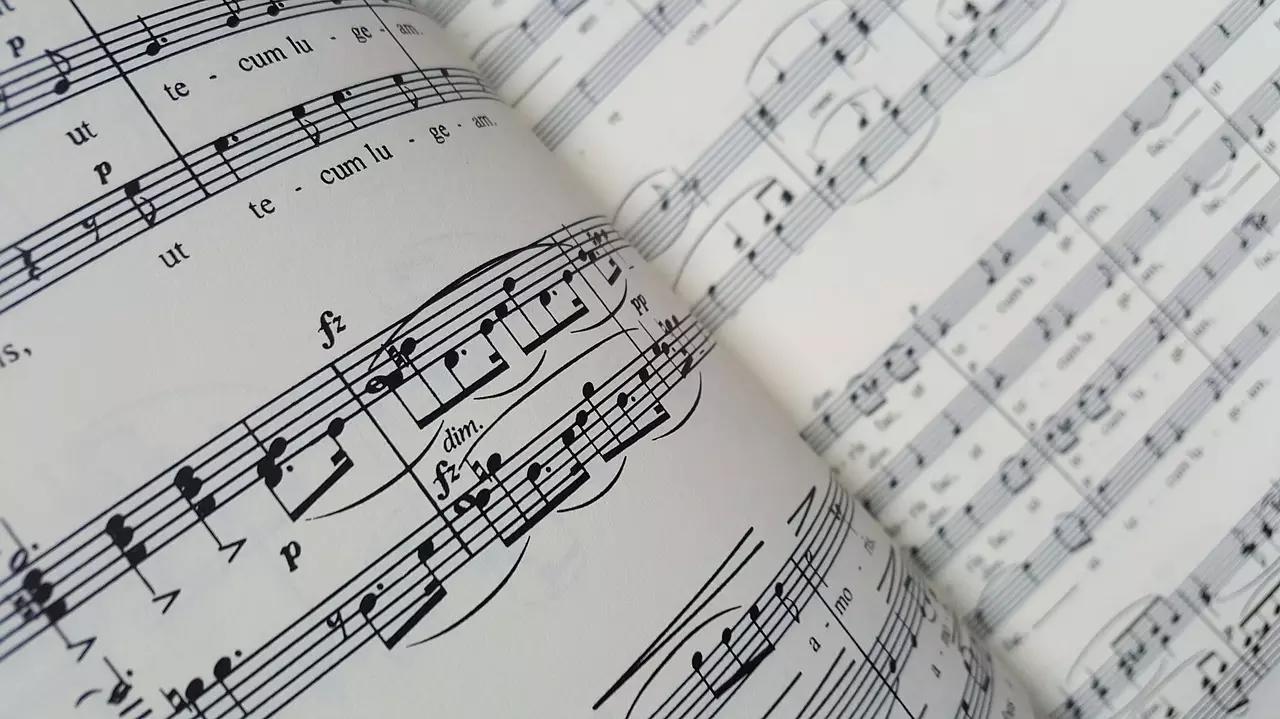 Leer partituras es fundamental para optimizar tus clases de canto.