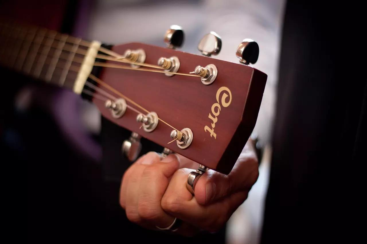 Afinar la guitarra es una labor fundamental que debe realizarse antes de cada clase. 
