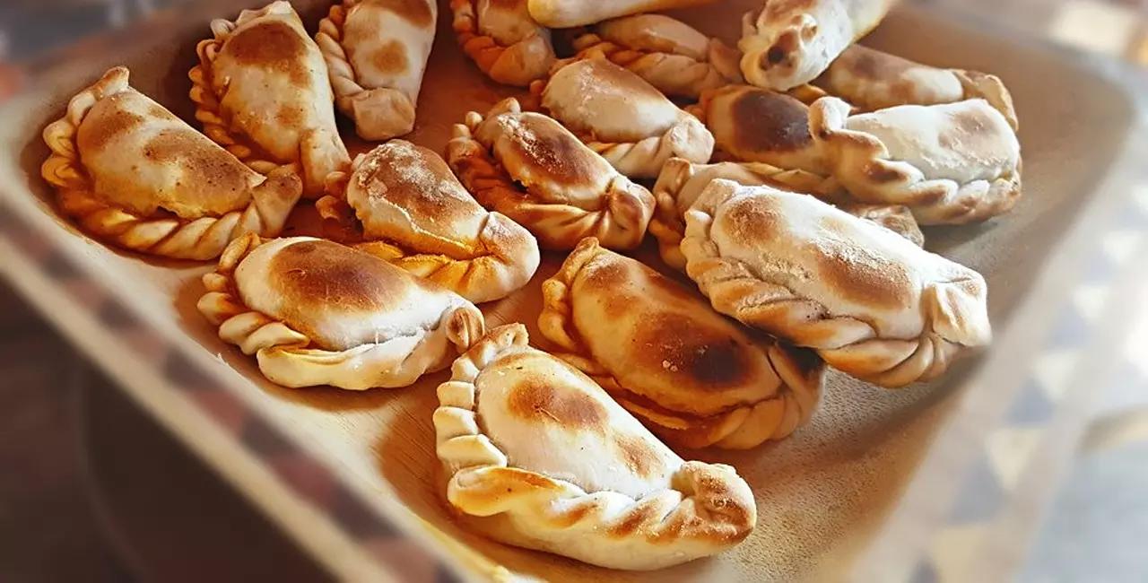 Las empanadas con un plato típico argentino.