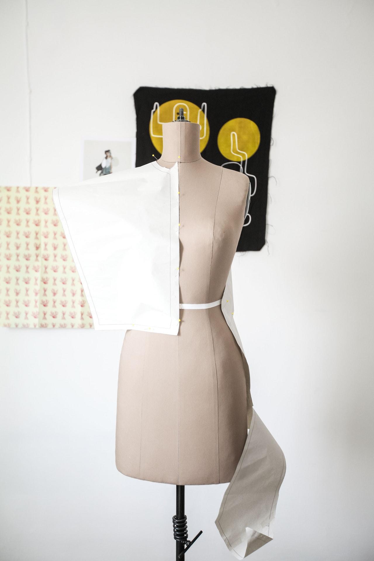 Maniquí en el taller de costura