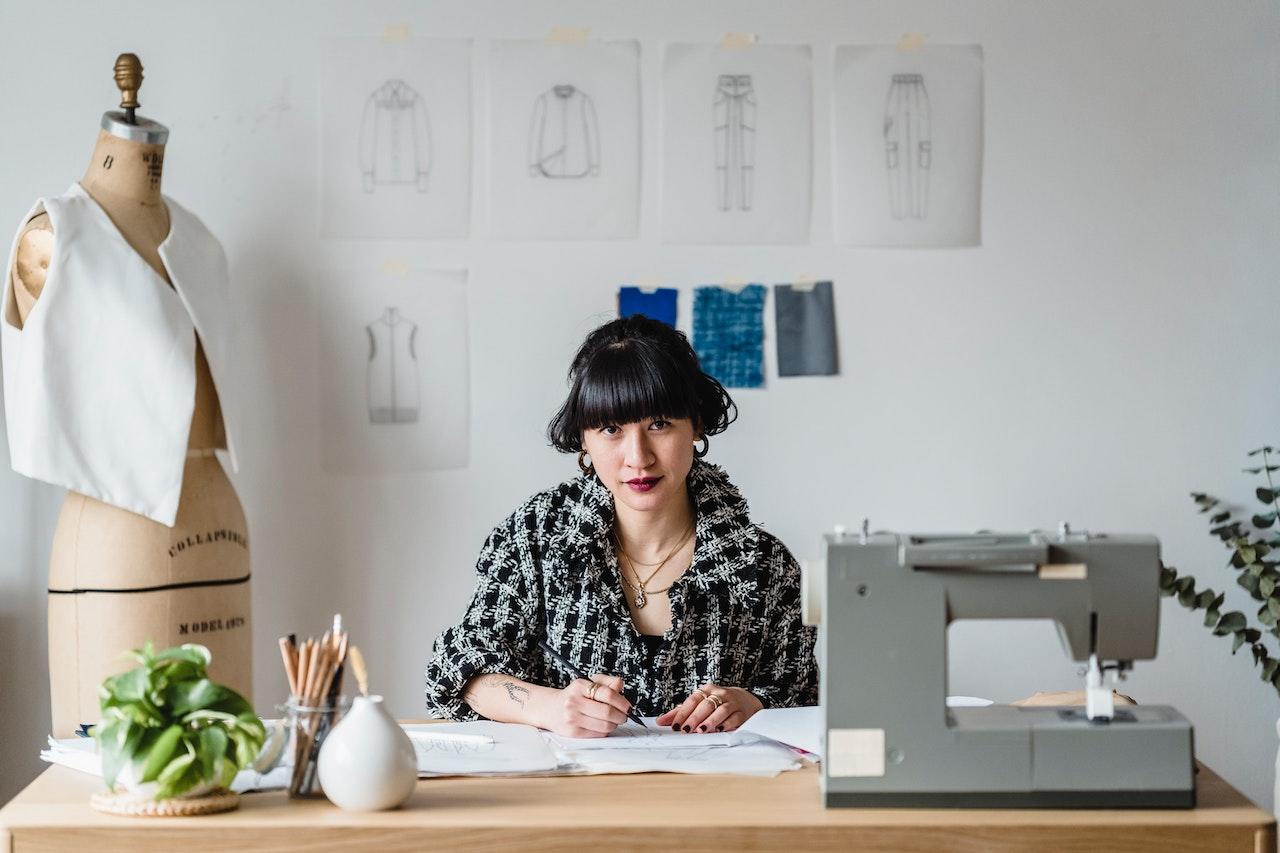 Mujer junto a su máquina de coser