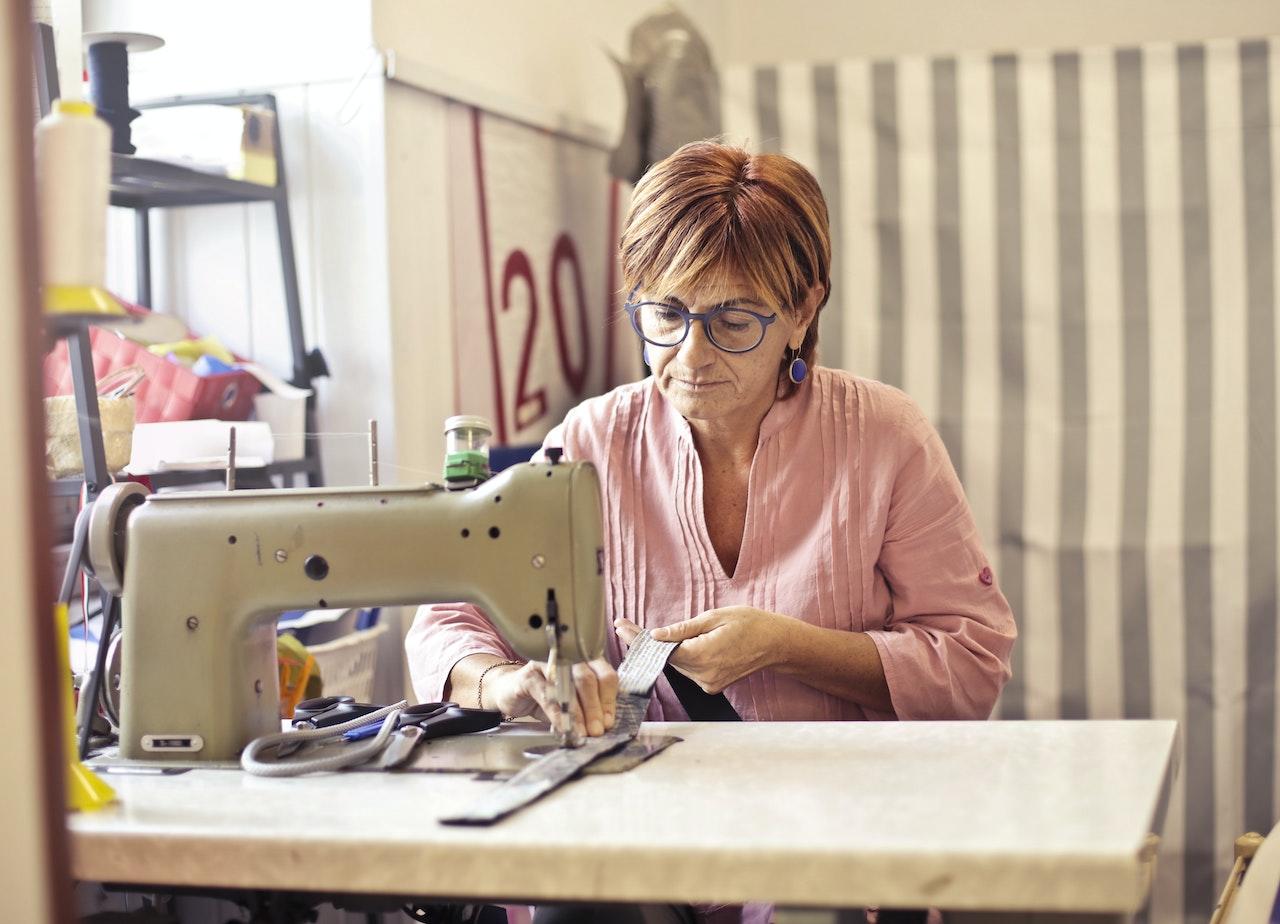 Mujer utilizando una máquina de coser
