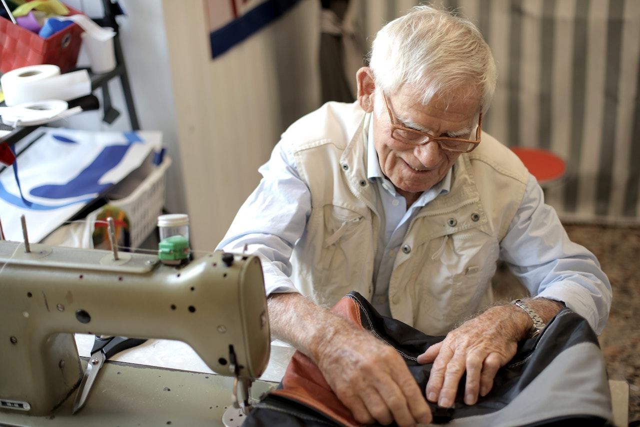 Hombre con máquina de coser