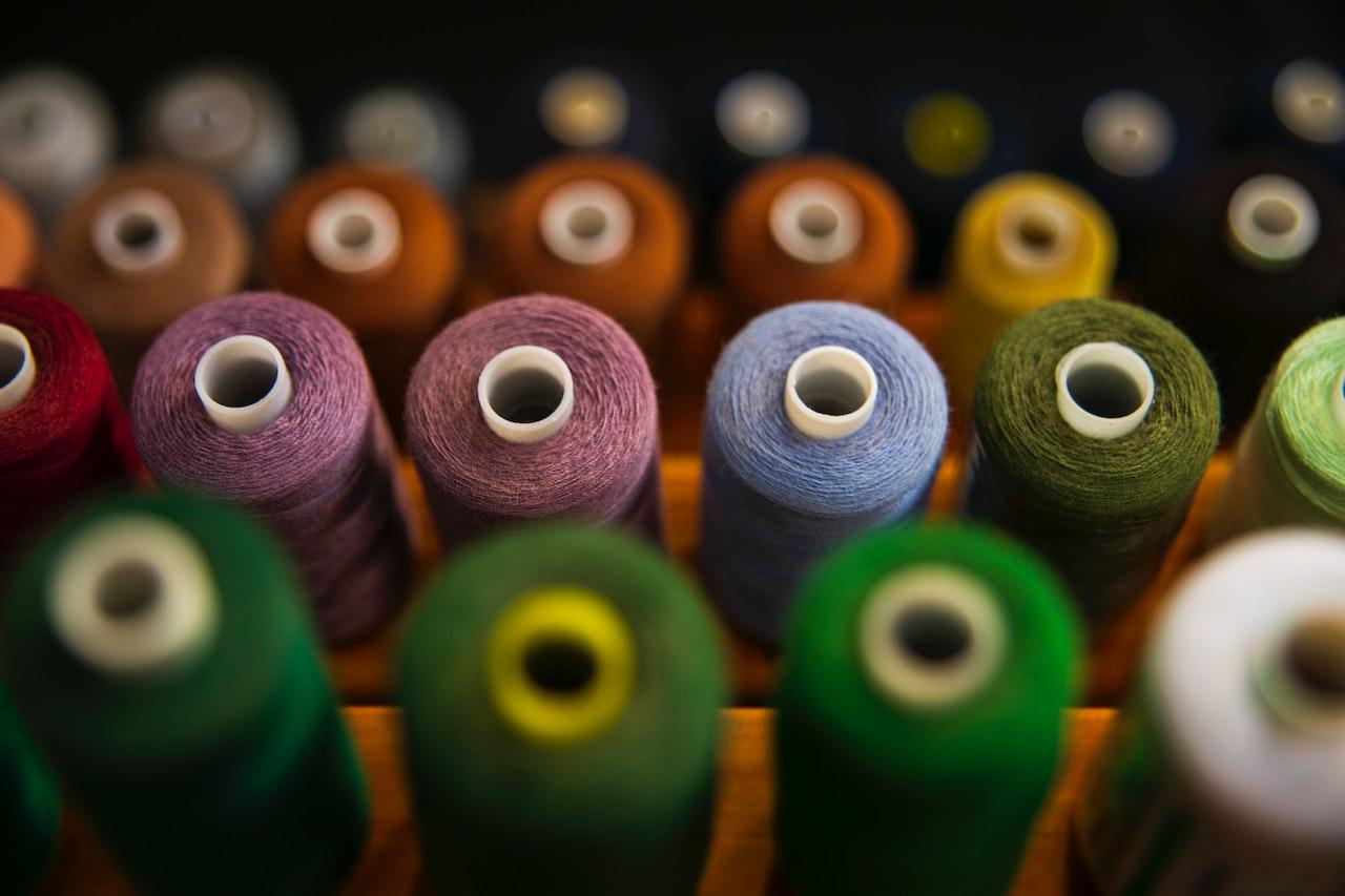 Conjunto de hilos de diferentes colores