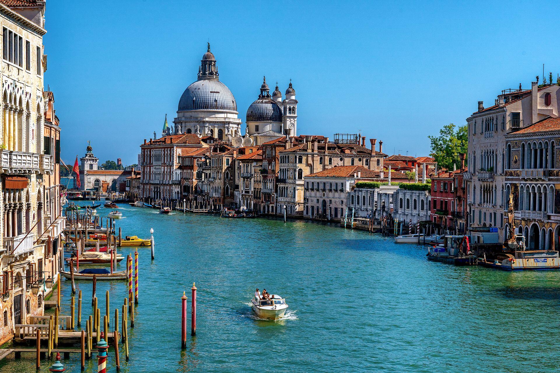 Gran Canal de Venecia, Italia. Vista de la Basílica de Santa Maria della Salute y el tránsito de botes. Foto de Michael.