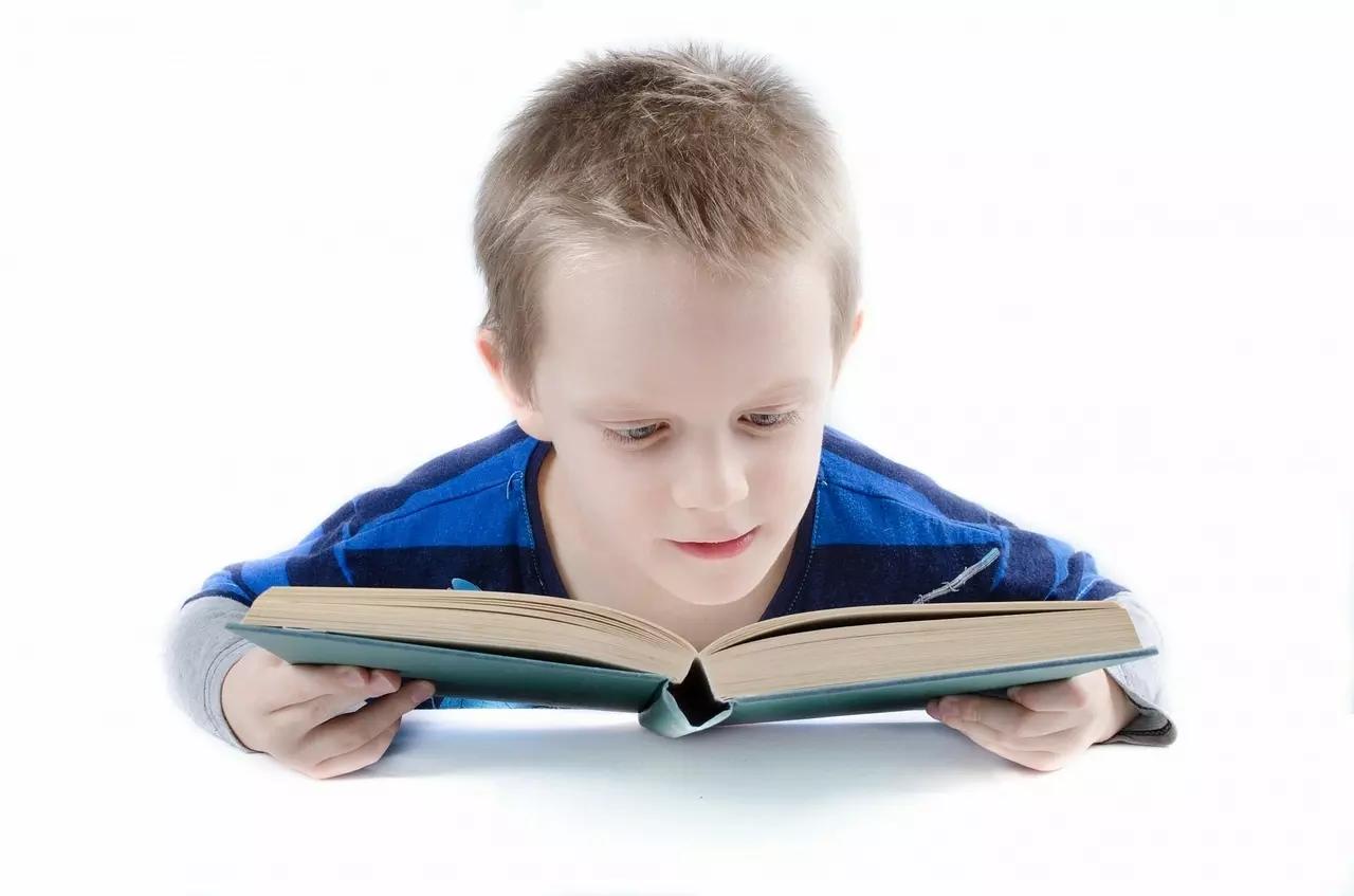 nene leyendo