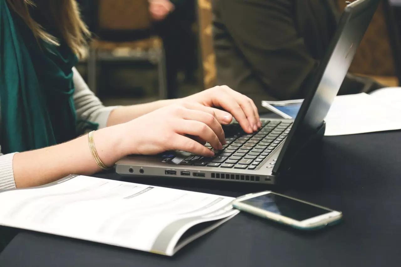 Hace uso de la computadora para aprender