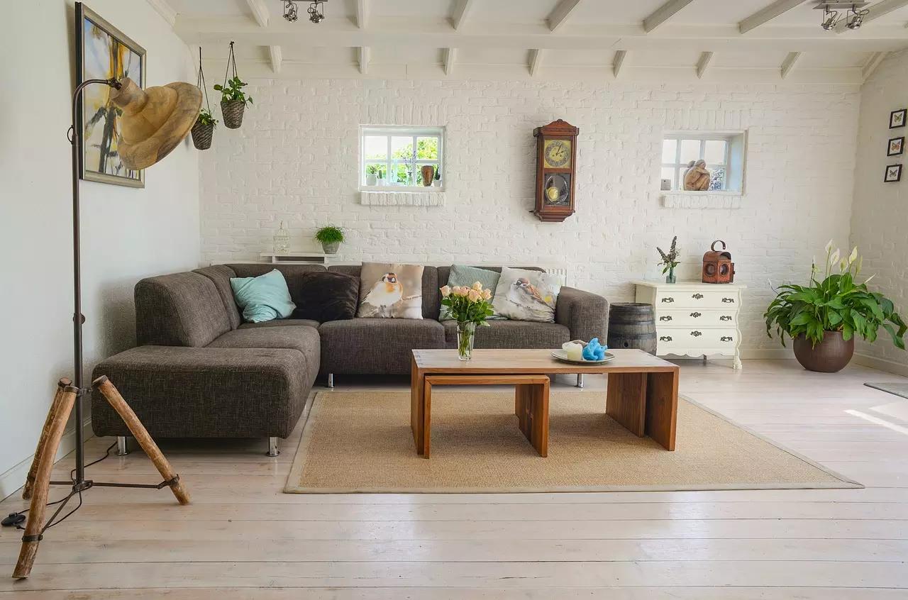 espacio linving con sillon y mesa