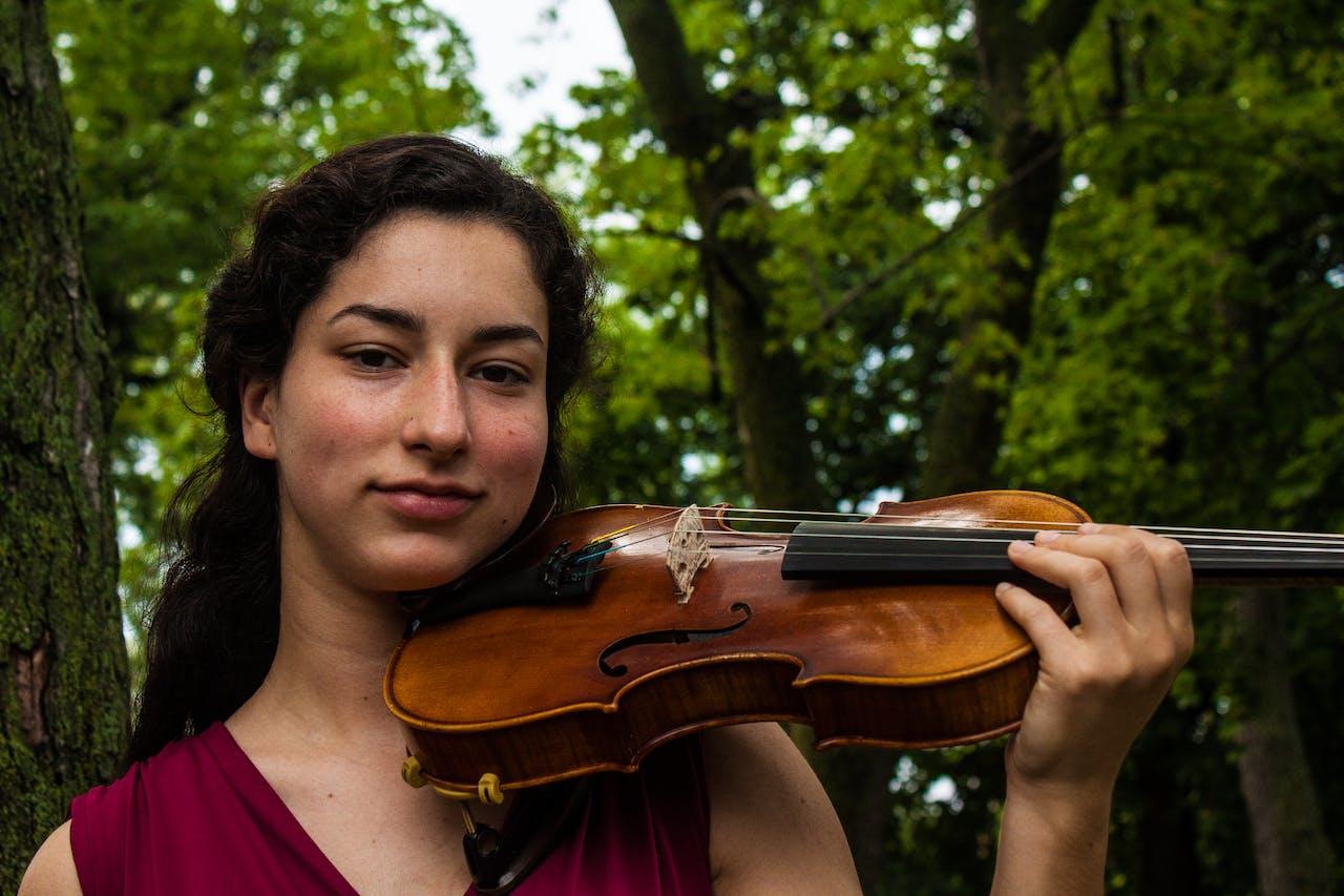 Mujer tocando el violín
