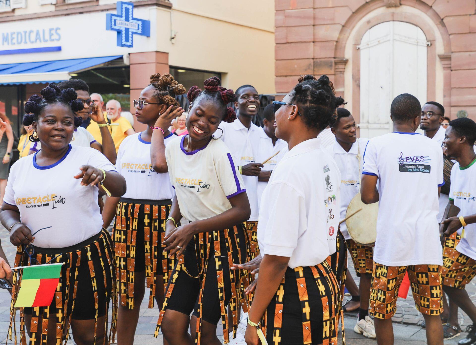 Benín, desfile cultural con bailarines africanos, foto por Candine DUFANT en Pexels.