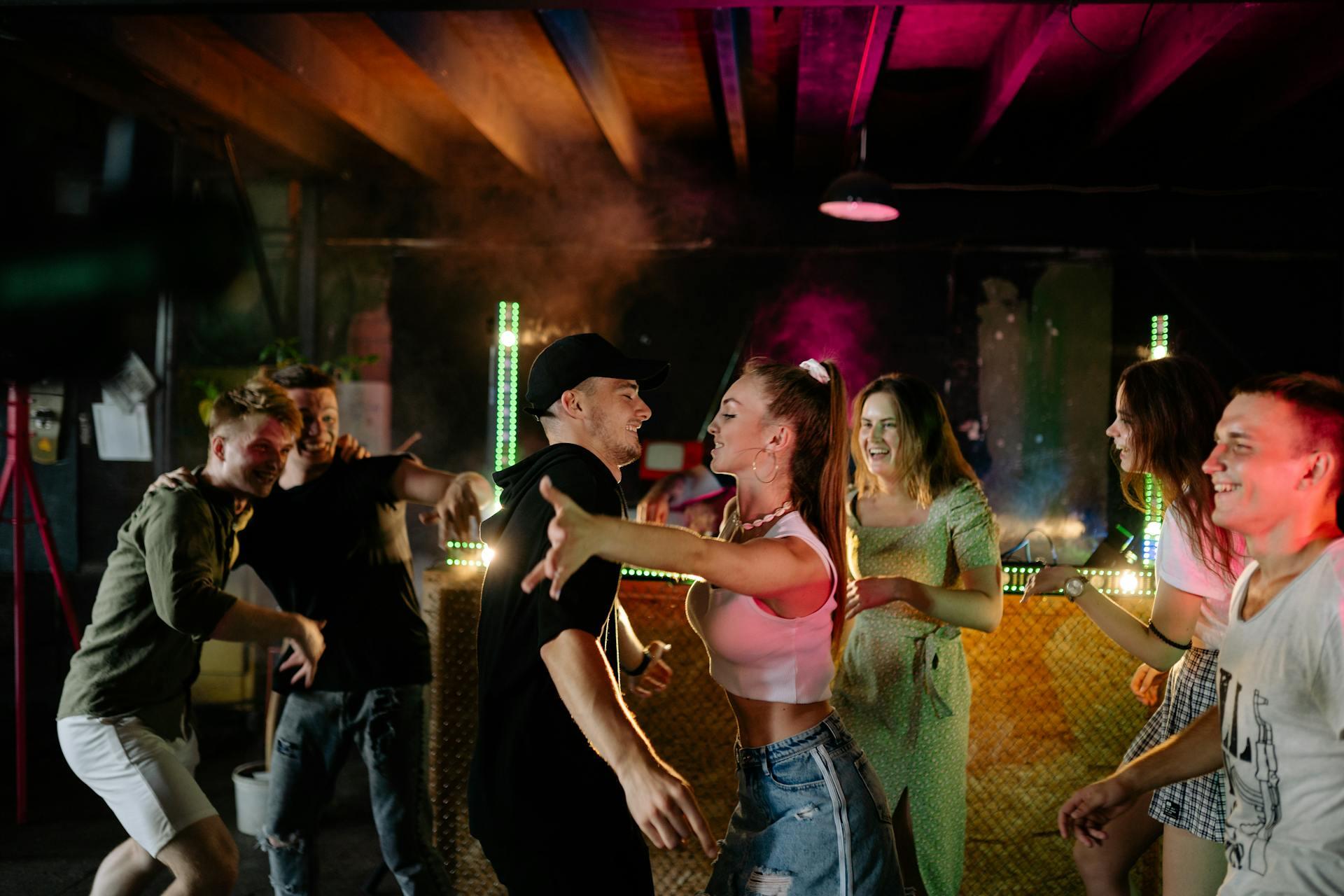 jovenes bailando salsa
