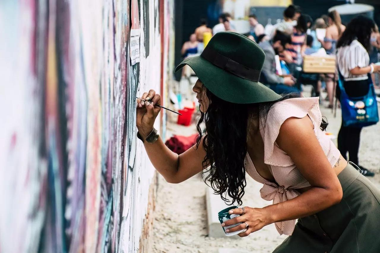 Artista pintando un mural