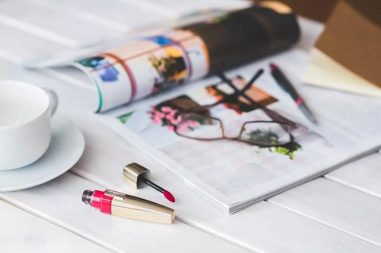 Revista de moda con labial