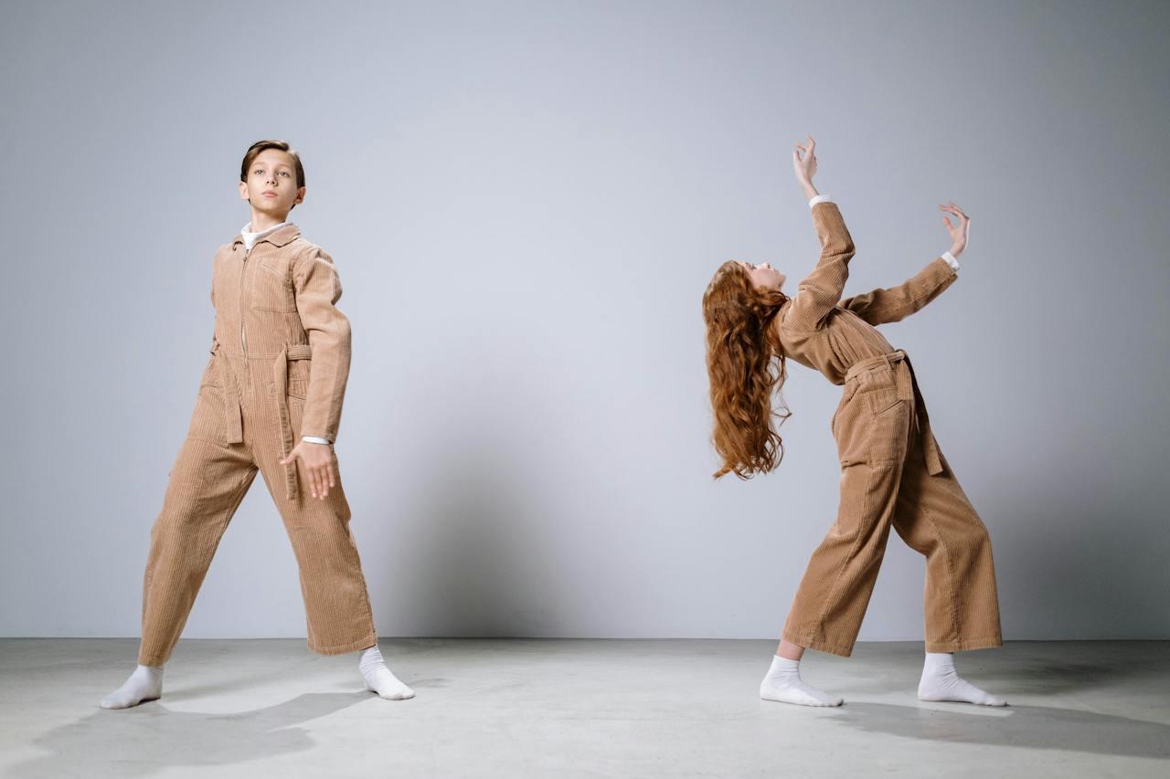 Dos niños bailando
