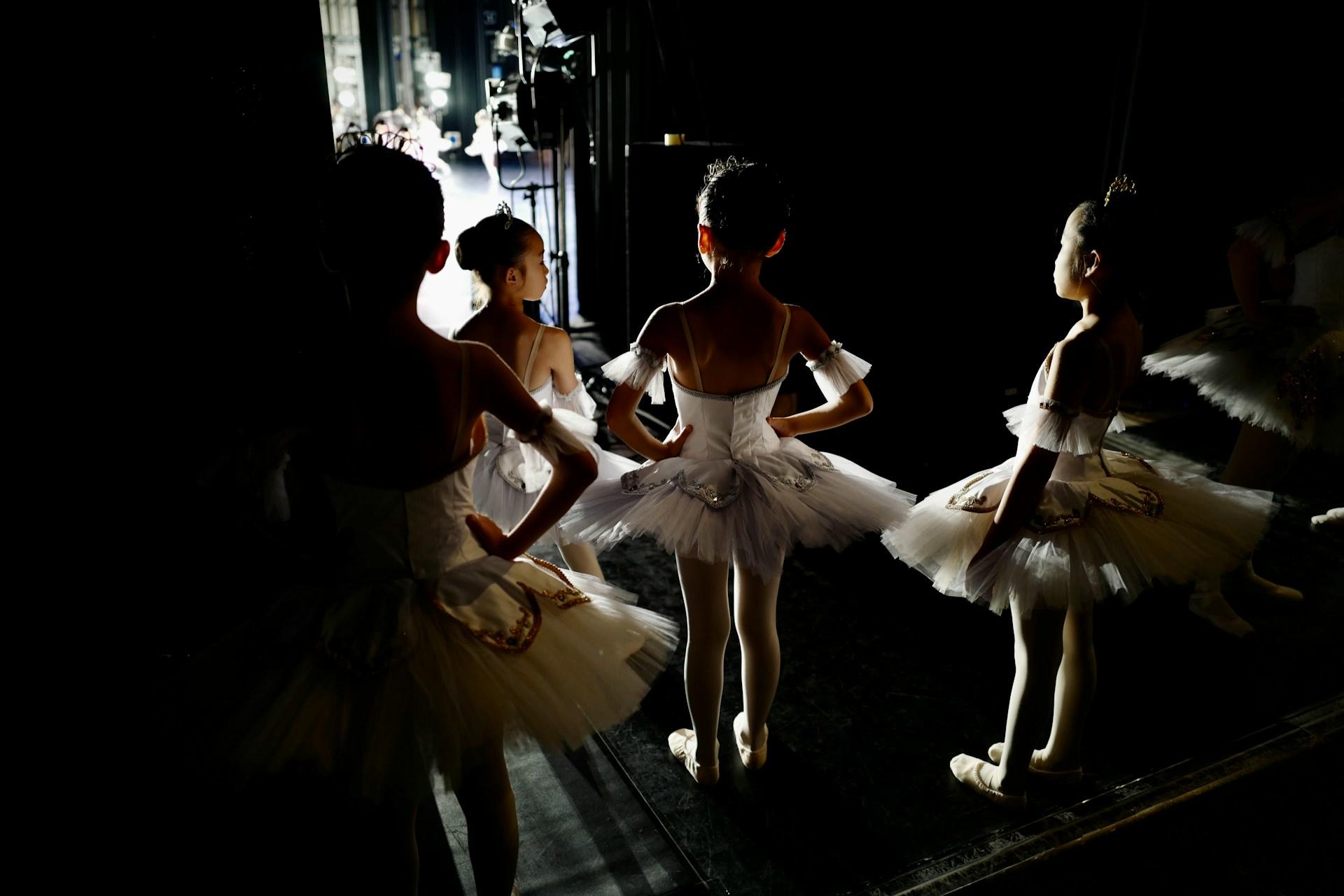 Niñas por salir a una presentación de danza