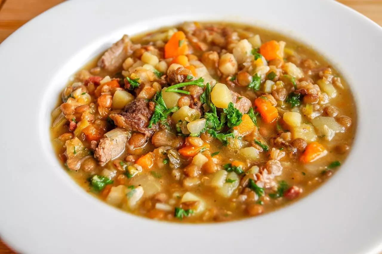 Guiso de lentejas en plato