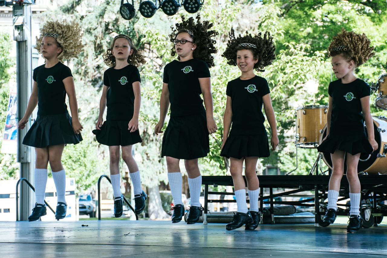 Niñas en una presentación de baile.