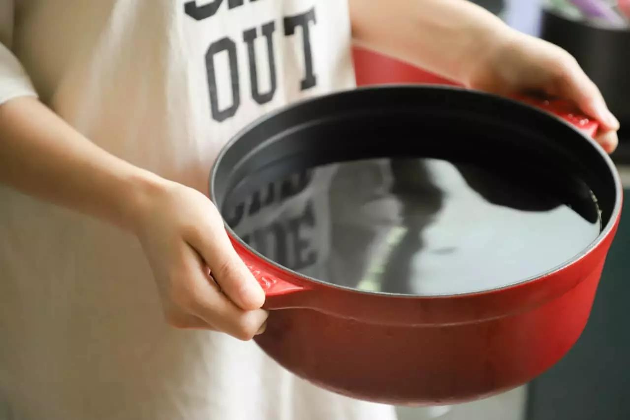 Olla con agua hirviendo