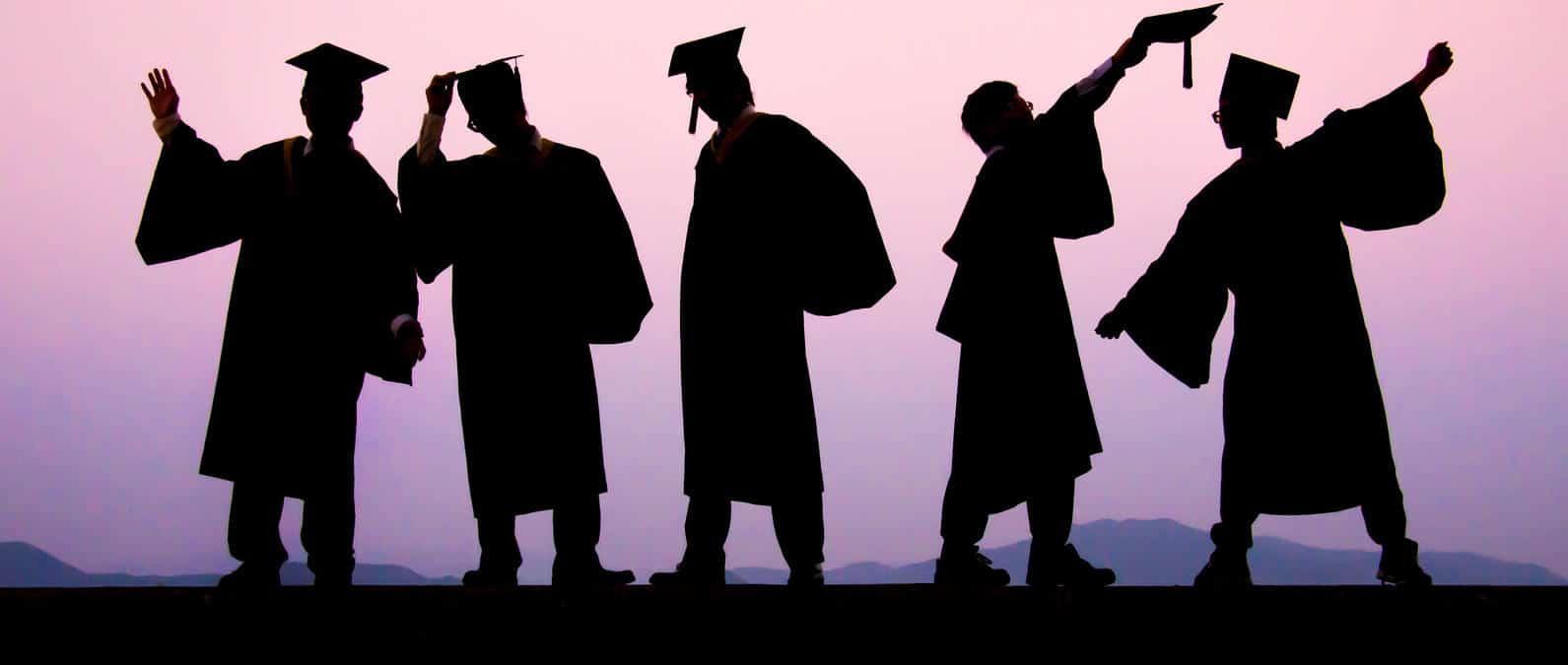 Egresados festejando