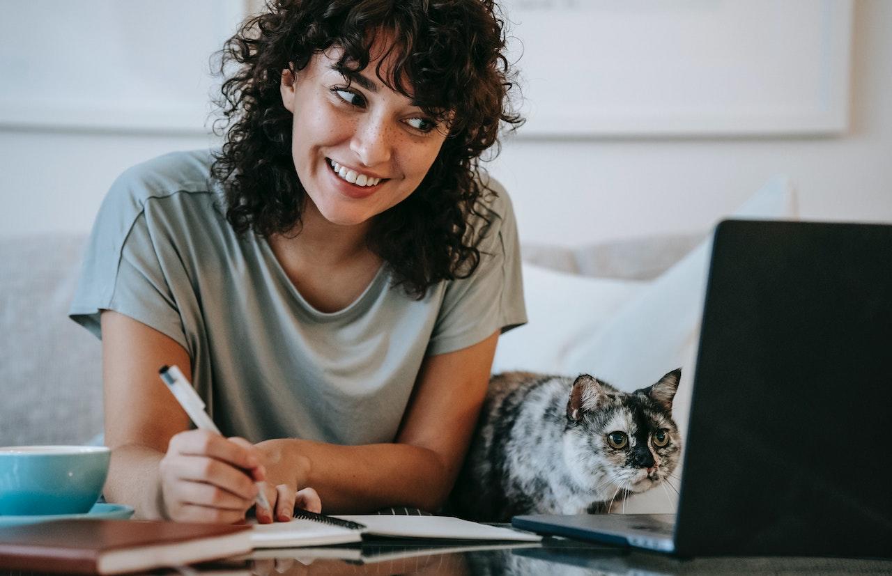 Mujer estudiando con la computadora.