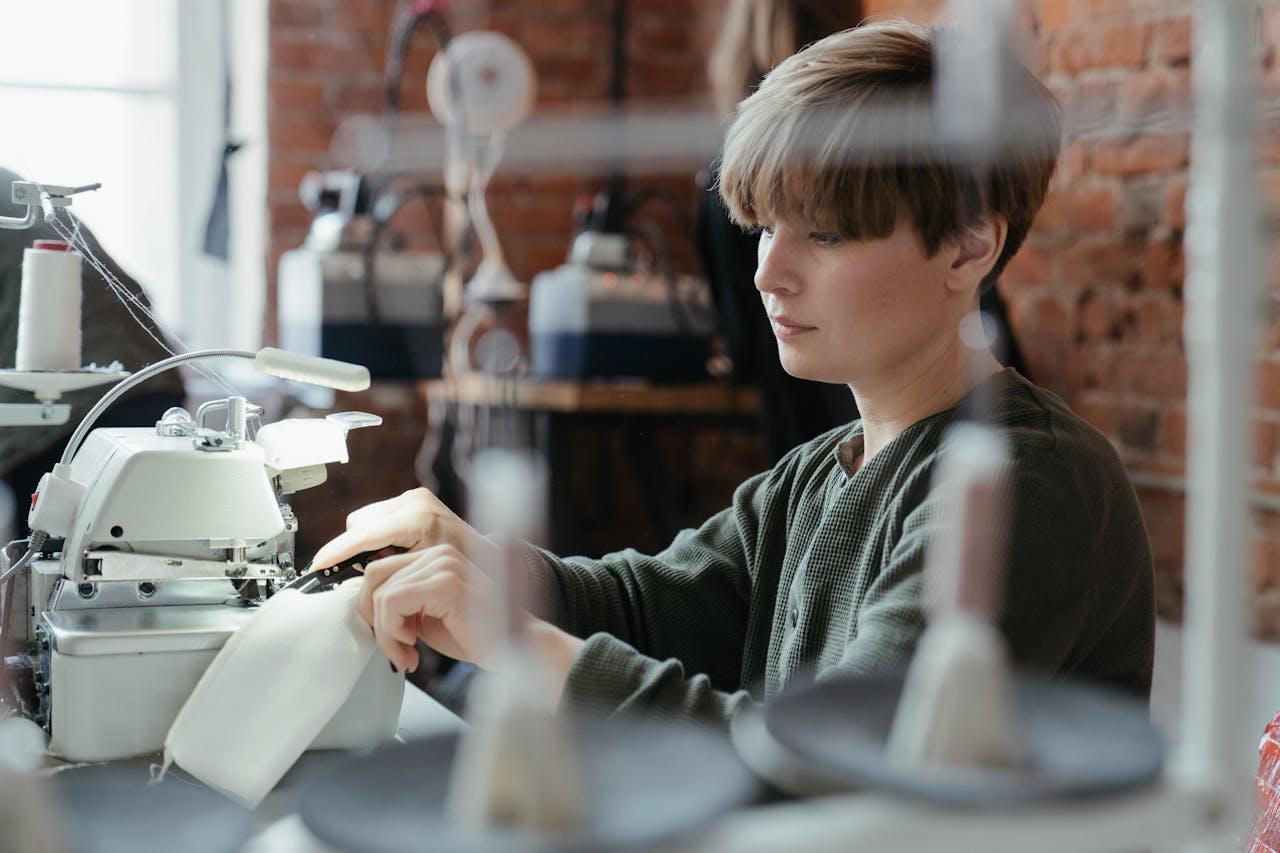 Chica usando una maquina de coser