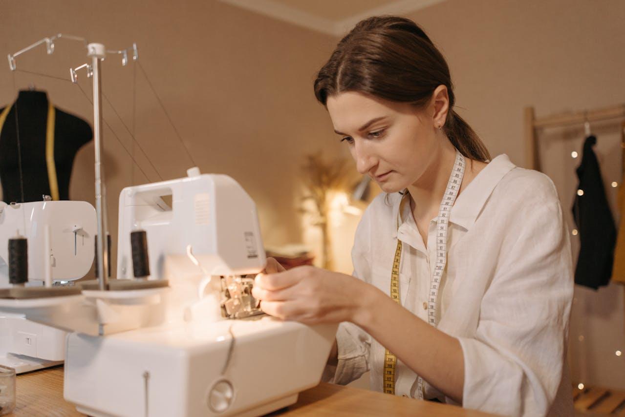 Mujer cosiendo
