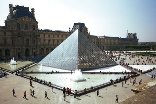 Francia está llena de cultura y miles de opciones de entretenimiento y ocio. El Louvre es una de ellas.