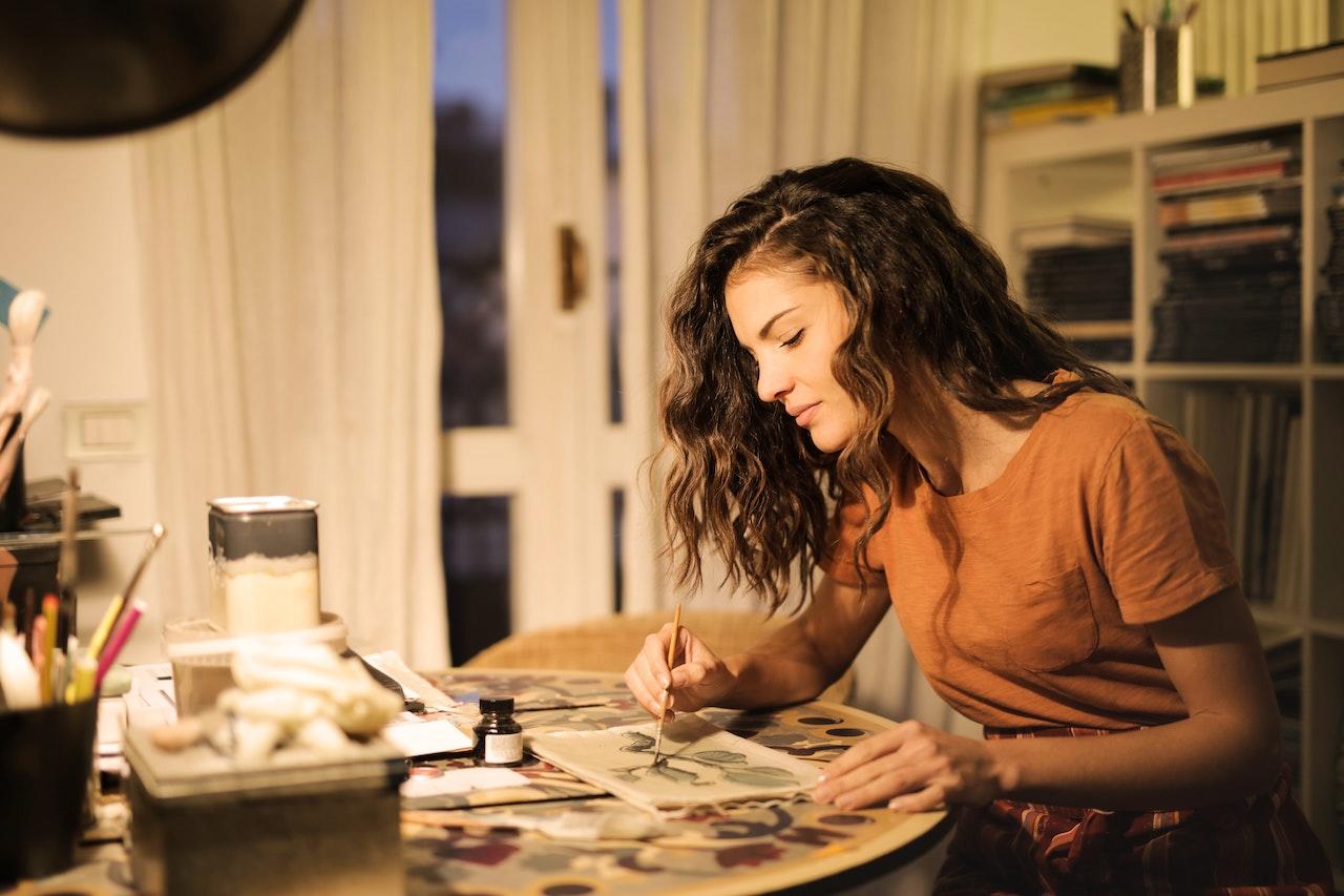Mujer pintando