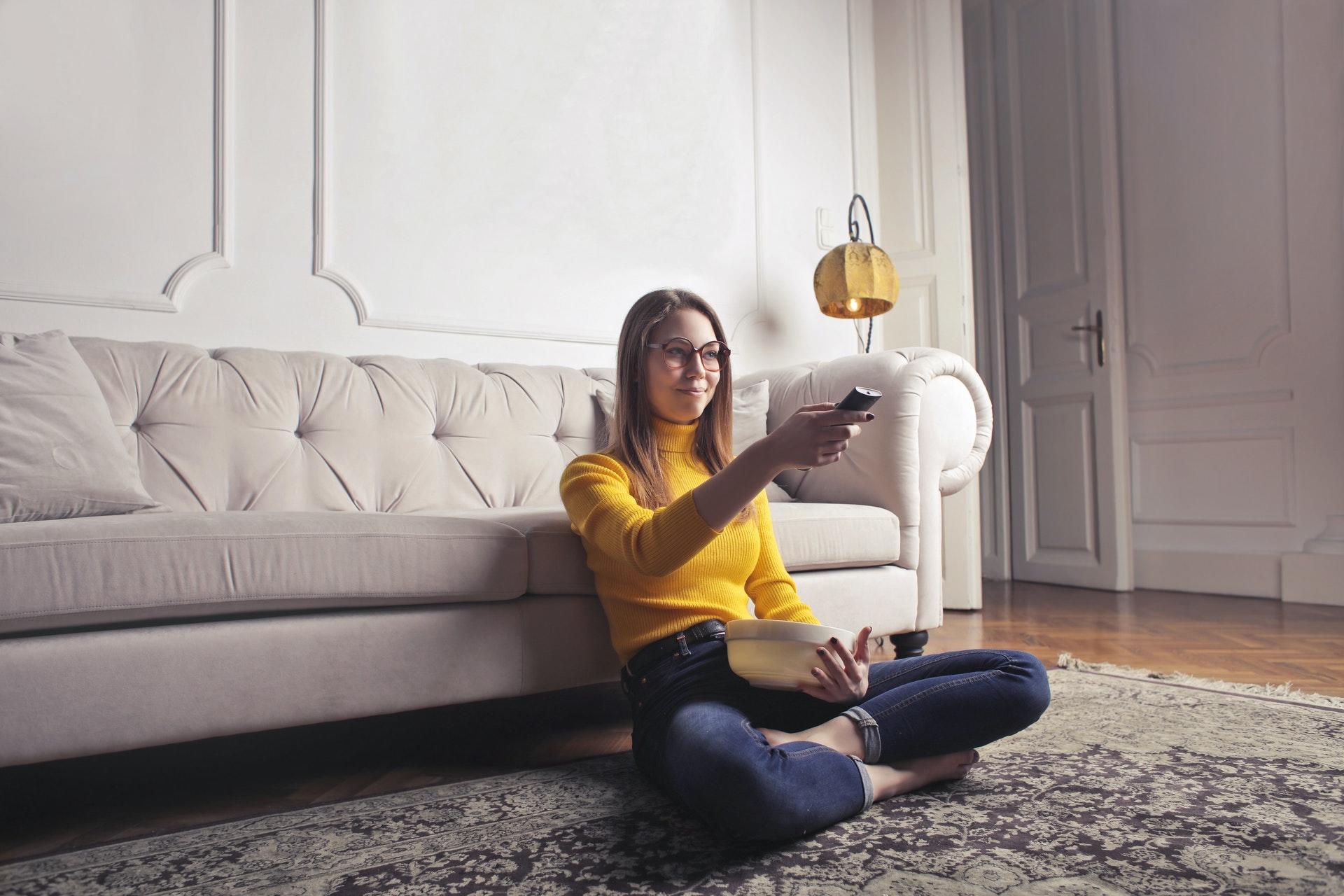 Mujer mirando la television