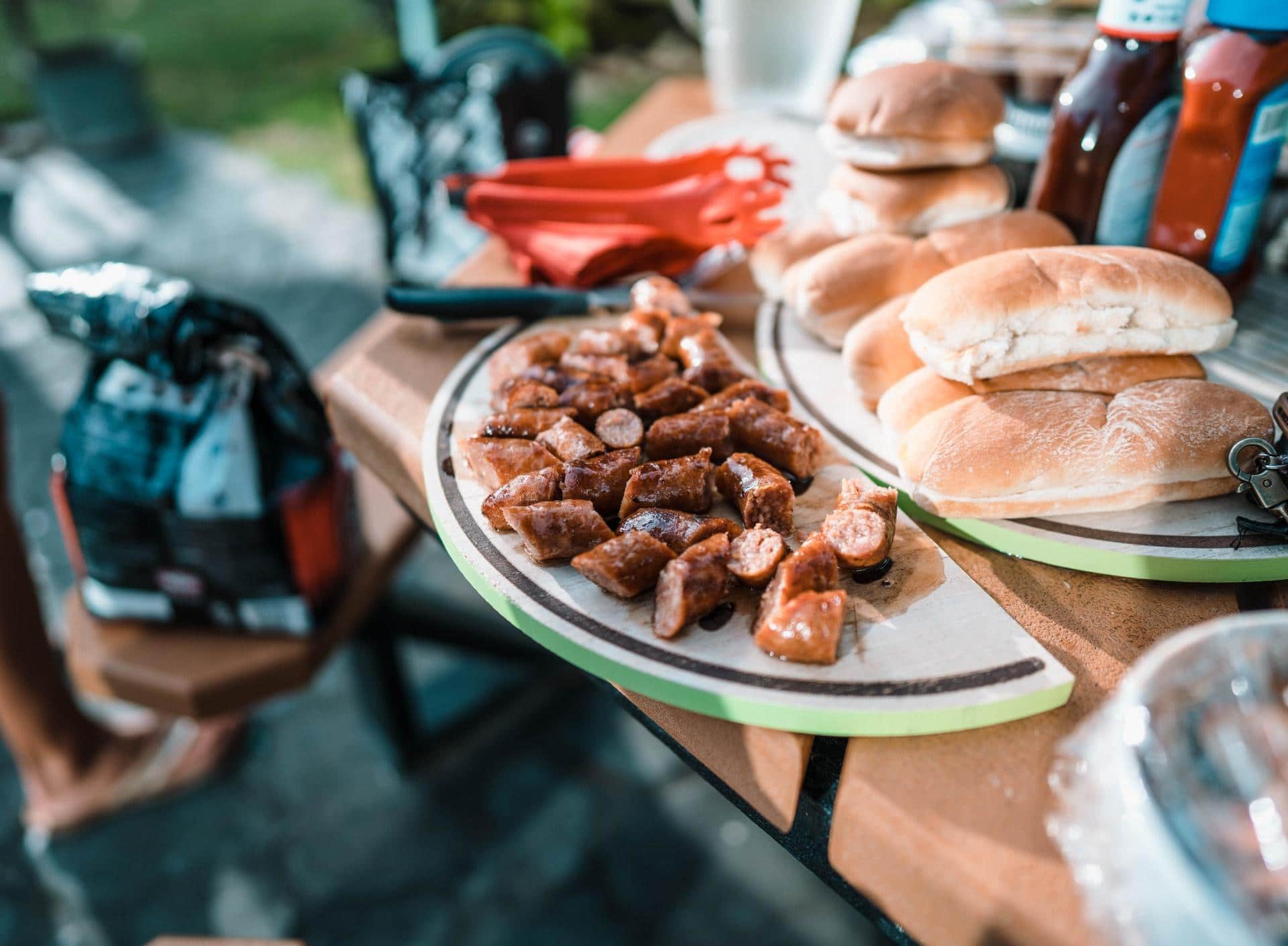 Chorizos cortados y listos para servir