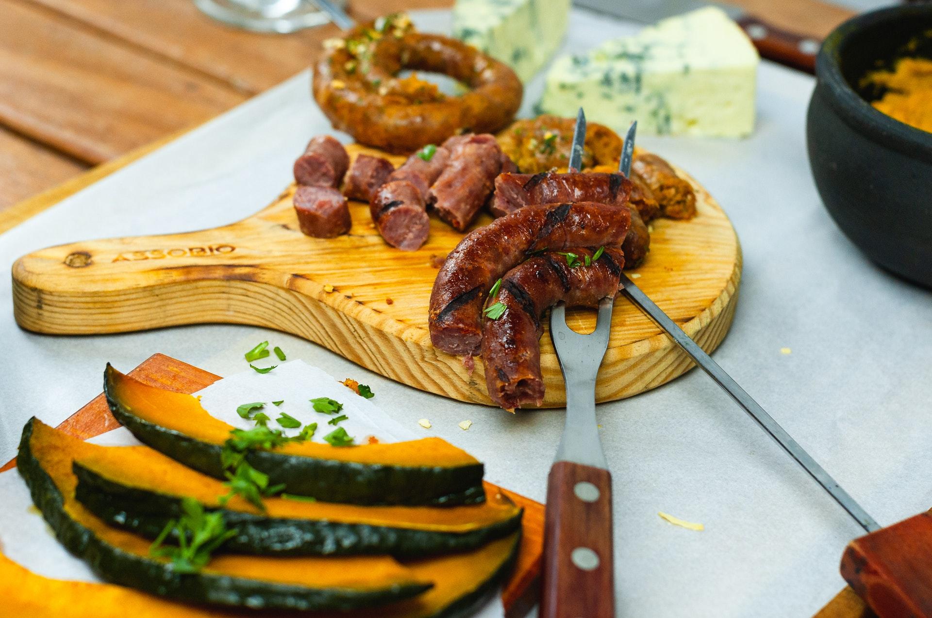 Asado servido en una mesa