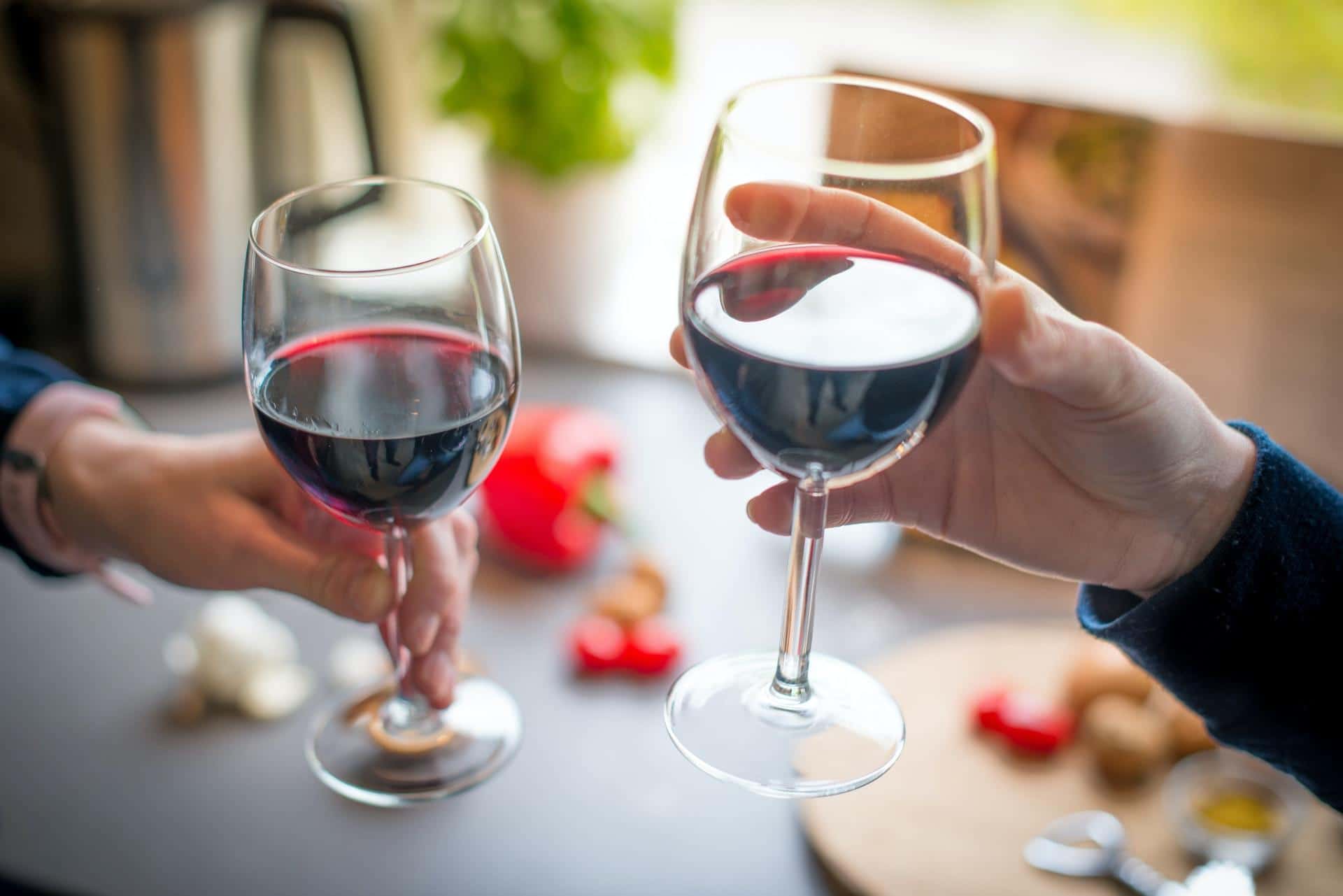 Dos personas tomando vino