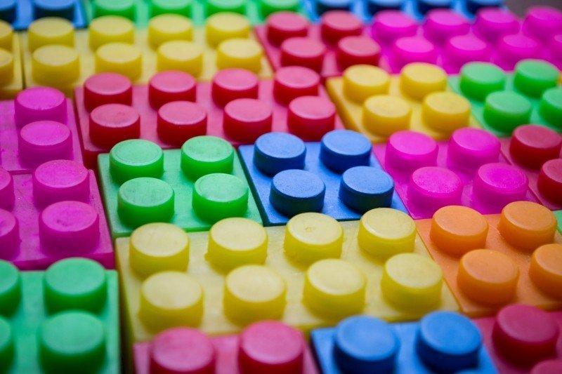 Los cubos multicolores son muy útiles para enseñar a razonar a los niños.