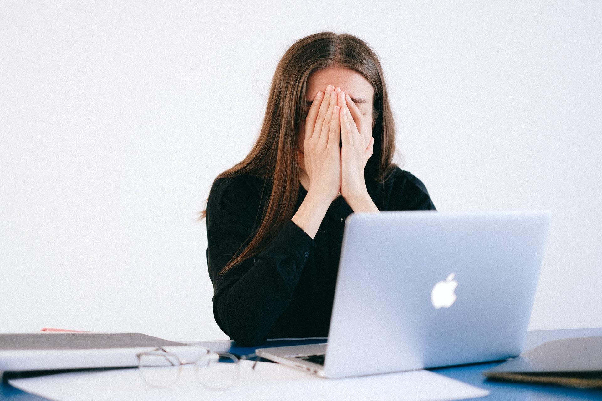 Mujer usando la computadora 