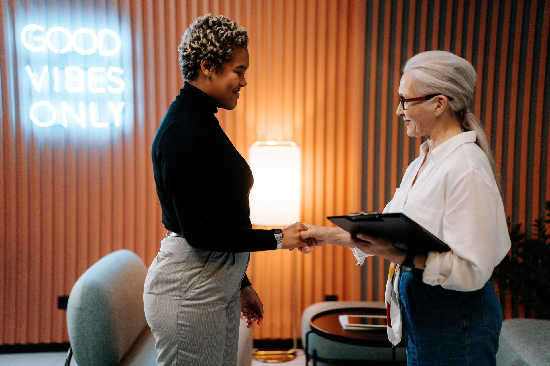 Dos mujeres en entrevista laboral