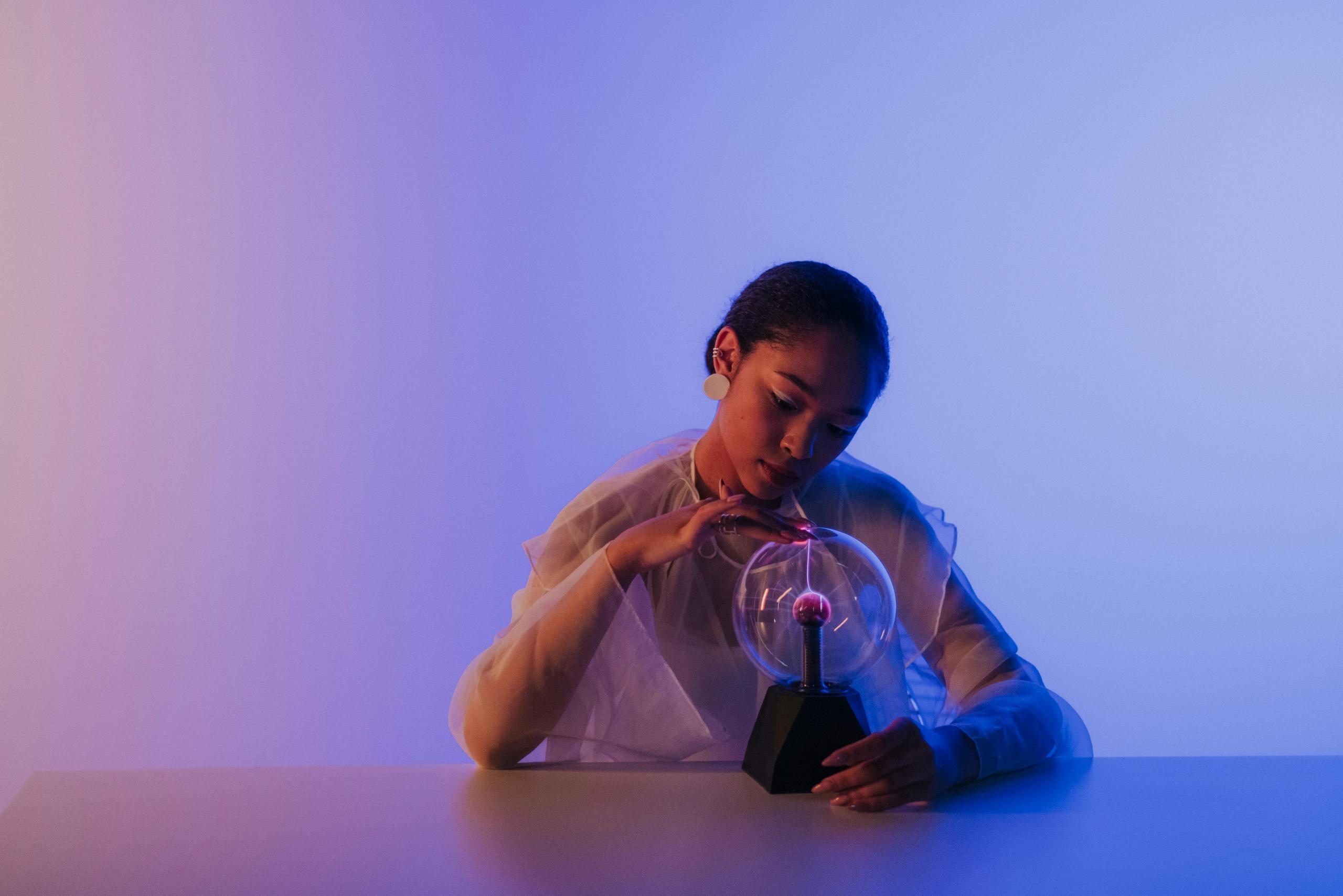 mujer con un bola eléctrica