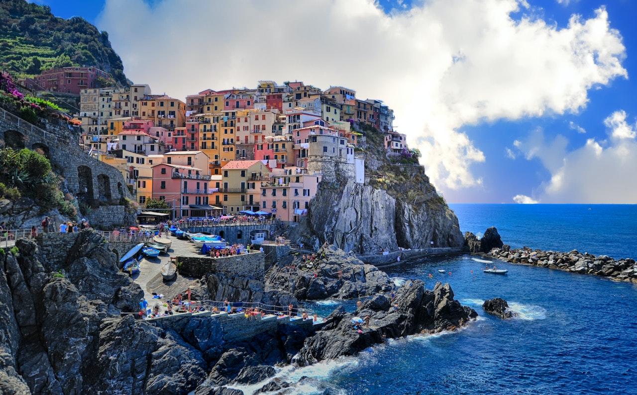 Casas de varios colores que miran hacia el mar.