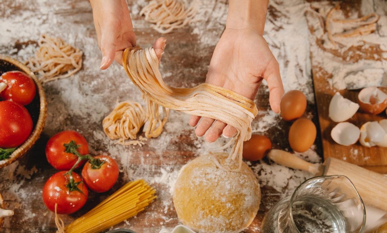 Persona cocinando pasta casera