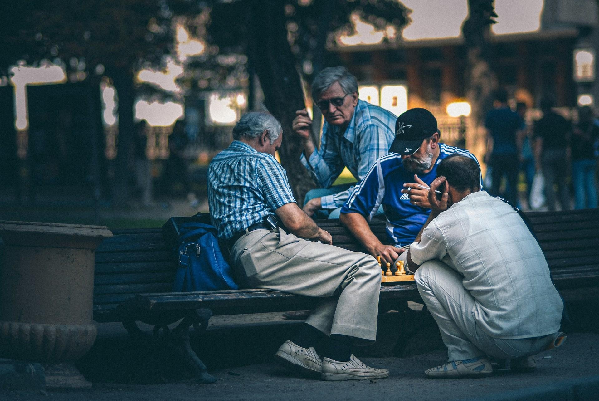 Ancianos jugando al ajedrez en la plaza