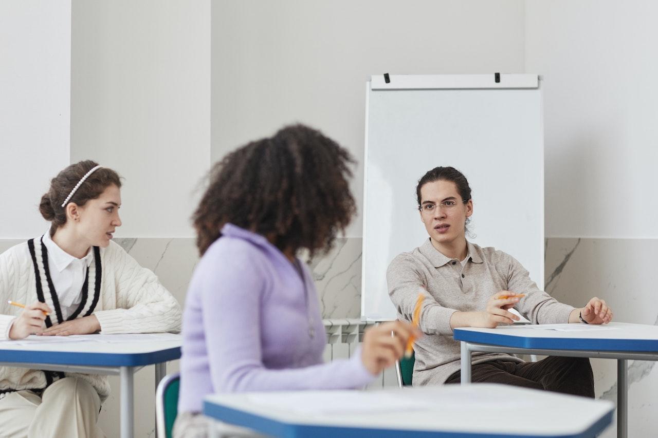 Alumnos adultos en clase